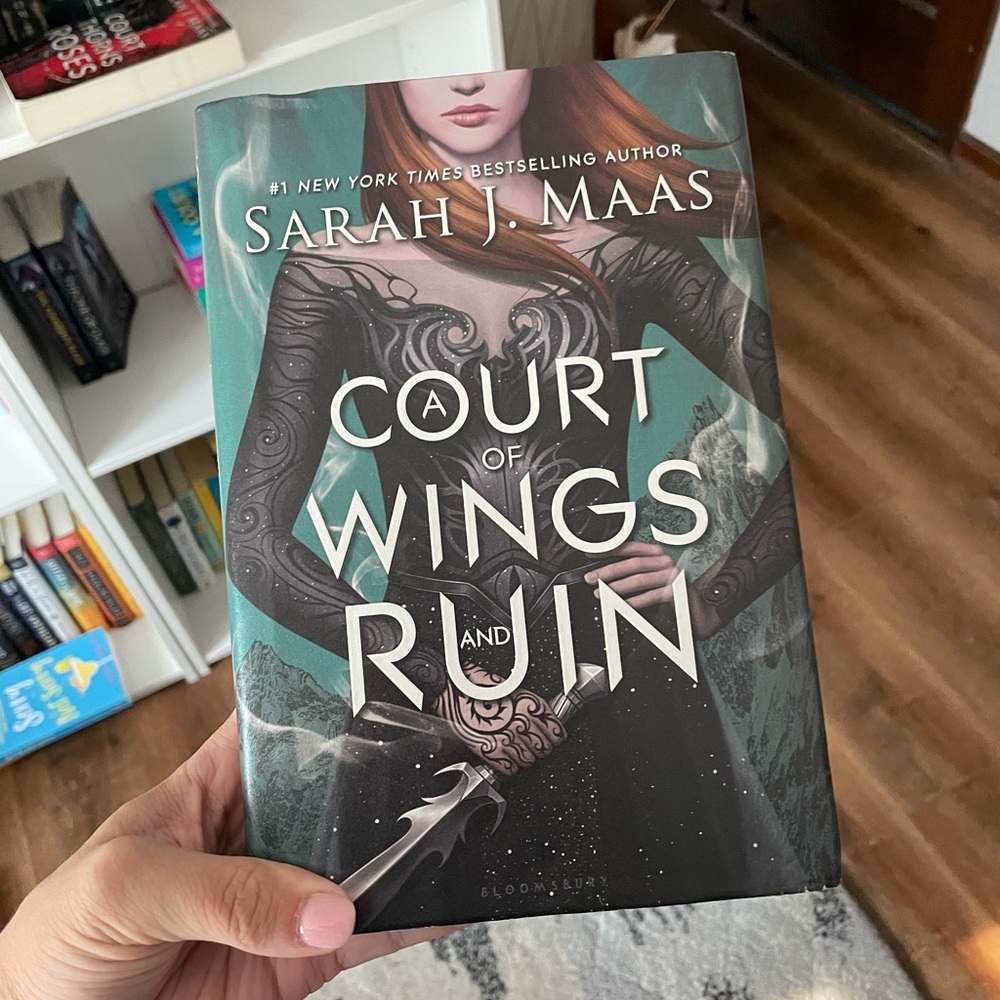 A court of wings and ruin - hardback